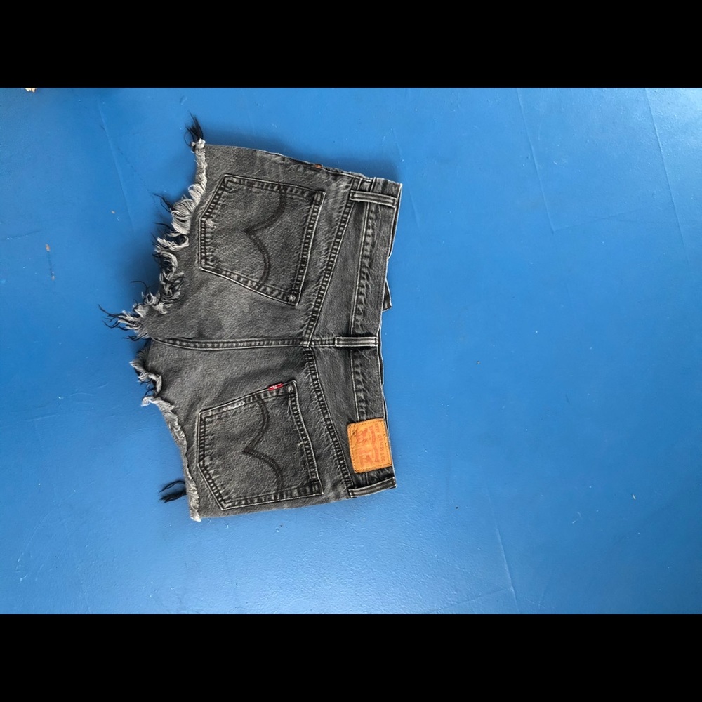 LEVIS: black ripped shorts